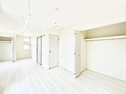 ドア＆クローゼット2ヵ所付きなので2部屋に分けて利用可  