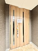 住まいの顔を演出する、玄関ドア。 