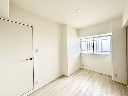 窓からのやさしい光が心地よいプライベートルーム