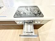 ガスコンロはＳｉセンサー搭載。火力調節や焦げ付き・消し忘れも防いでくれます。