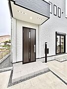 大切な家族、来客を出迎える玄関。玄関前は屋根付きで雨が降っていても濡れにくいです。 
