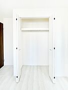 洋室のクローゼット。奥行きがあるので厚手の衣類もすっきり収まります。