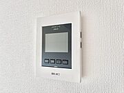 訪問者が一目でわかる安心のＴＶモニター付きインターホン。   