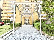 外観 綺麗なエントランスは、居住者を優しく迎えいれてくれます  