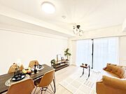 大きな窓からたっぷりの陽光と風を感じられるリビング