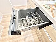 面倒なお片づけは食洗機にお任せ！家事の負担が減って、時間にも気持ちにもゆとりができます。