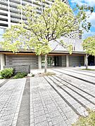 外観 綺麗なエントランスは、居住者を優しく迎えいれてくれます  