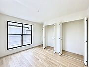 バルコニーが開放感をプラスしてくれる洋室
