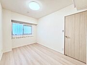 窓からのやさしい光が心地よいプライベートルーム