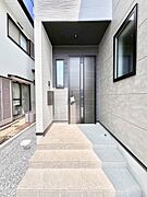大切な家族、来客を出迎える玄関。