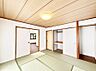 室内：リビング隣接の和室は毎日の暮らしに癒しと安らぎをもたらしてくれます