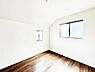 子供部屋：窓からのやさしい光が心地よいプライベートルーム