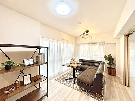 大きな窓からたっぷりの陽光と風を感じられるリビング