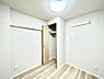 子供部屋：お子さまのお部屋としても！衣類の整理整頓に便利なクローゼット付きの洋室。