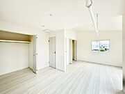 ドア＆クローゼット2ヵ所付きなので2部屋に分けて利用可
