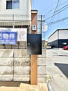 表札・インターホン・ポストをひとつに集約。エントランスになじむシンプルデザイン。