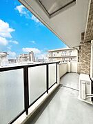 南向きの日当たりの良いバルコニー  