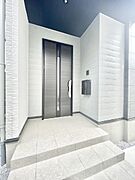 玄関前は屋根付きで雨が降っていても濡れにくいです