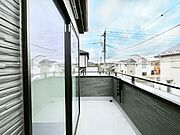 2部屋にまたがる広いバルコニー。晴れた日には洗濯物も気持ちよく干せそうですね。