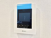 訪問者が一目でわかる安心のＴＶモニター付きインターホン。   
