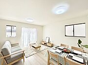 明るい陽光が注ぎ、寛ぎの雰囲気に満たされるリビング・ダイニング。 