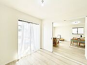 リビング隣接の洋室は個室としても利用できます