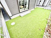 ガーデニングや家庭菜園も楽しめるお庭付き。