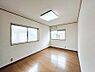 室内：2面採光を確保した明るい空間。家族みんなが快適な暮らしを実現する設計です。