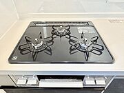 ガスコンロはＳｉセンサー搭載。火力調節や焦げ付き・消し忘れも防いでくれます。