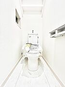 明るく清潔感のあるトイレです。 
