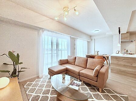 自然光が取り込まれ、家族団らんの場所を明るく演出