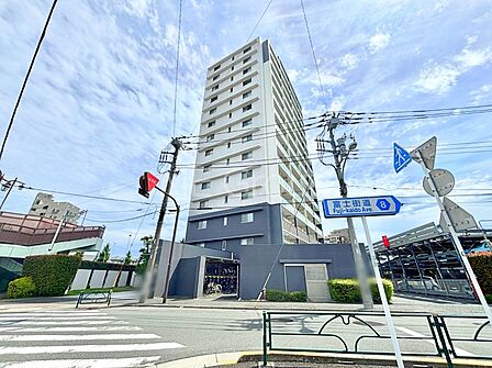 生活に便利な地に伸びやかな家族の生活風景を描く住まい