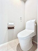 明るく清潔感のあるトイレです。  