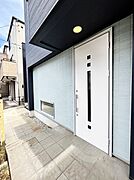 大切な家族、来客を出迎える玄関。