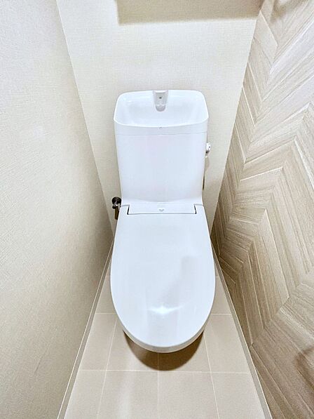 明るく清潔感のあるトイレです。