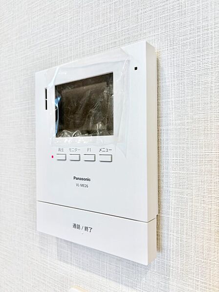 訪問者が一目でわかる安心のＴＶモニター付きインターホン。   