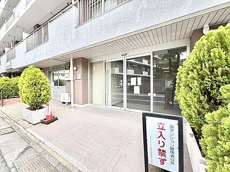 外観 綺麗なエントランスは、居住者を優しく迎えいれてくれます