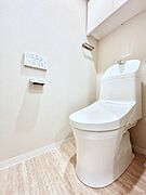 明るく清潔感のあるトイレです。  