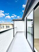 暖かな陽光が降り注ぐバルコニーはお洗濯におすすめ。爽やかな風も心地よいです。 
