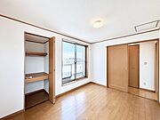 3階6帖バルコニー付きの明るい洋室。全居室収納付きです。