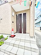 玄関前は雨が降っても濡れにくい屋根付き