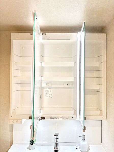 三面鏡の裏に、化粧品や衛生用品などを収納可能。洗面台をすっきりと保ちます!