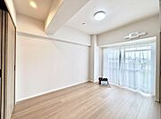 バルコニーに繋がるお部屋は開放感があります。
