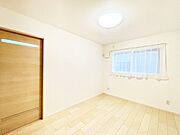窓からのやさしい光が心地よいプライベートルーム  