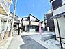 外観：前面道路はきちんと整備されています  