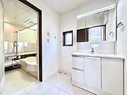 清潔感のある快適空間です。毎日の身支度も気持ち良くお使い頂けます。 