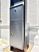 外観「宅配ボックス」　時間を気にせず宅配物をいつでも安全に受け取れます。 