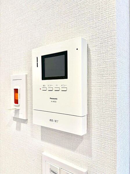 訪問者が一目でわかる安心のTVモニター付きインターホン。