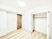 お子さまのお部屋としても！衣類の整理整頓に便利なクローゼット付きの洋室。