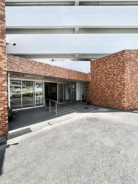 住居者や来訪者を気持ちよくお出迎え。落ち着いた雰囲気のエントランス